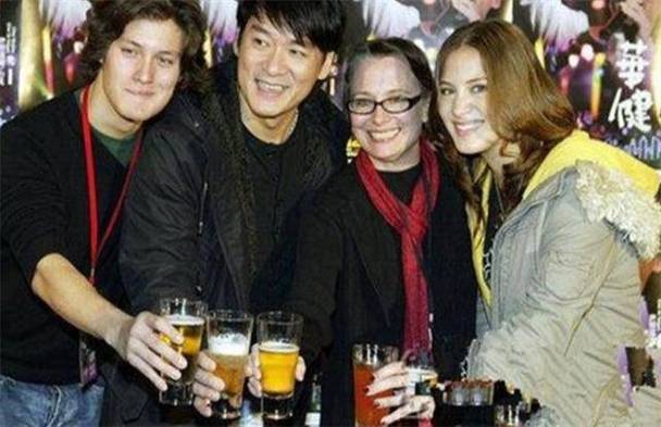 2005新澳正版免费大全和周华健儿子结婚与周华健儿子结婚照片和结婚照